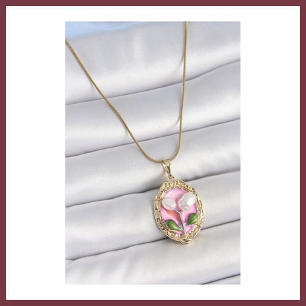 SHNSTORE 316L Çelik Gold Renk Zincir Pembe Mineli İncili Çiçek İşlemeli Portre Model Kadın Kolye SHN0720