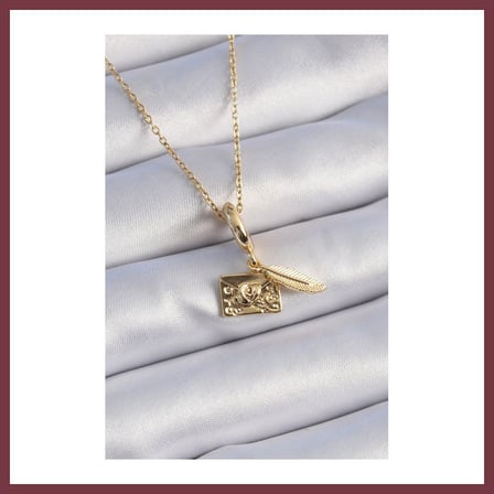 SHNSTORE 316L Çelik Gold Renk Kalp Detay Mektup Figür Charm Model Kadın Kolye SHN0720