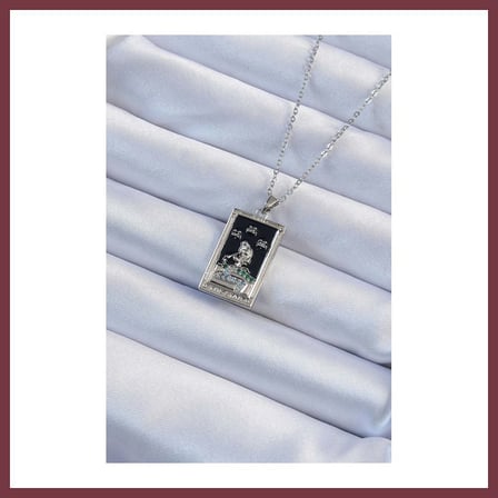 SHNSTORE 316L Çelik Zincir Gümüş Renk Zirkon Taşlı Siyah Mineli Kız Figürlü Tarot Kolye SHN0720