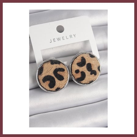 SHNSTORE Pirinç Gümüş Renk Daire Plaka Model Leopar Desenli Kadın Küpe SHN0720