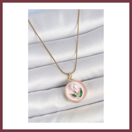 SHNSTORE 316L Çelik Gold Renk Zincir Pembe Mineli İncili Çiçek İşlemeli Portre Model Kadın Kolye SHN0720