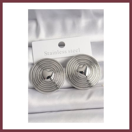 SHNSTORE Pirinç Gümüş Renk Kalp İşlemeli Daire Plaka Model Kadın Küpe SHN0720