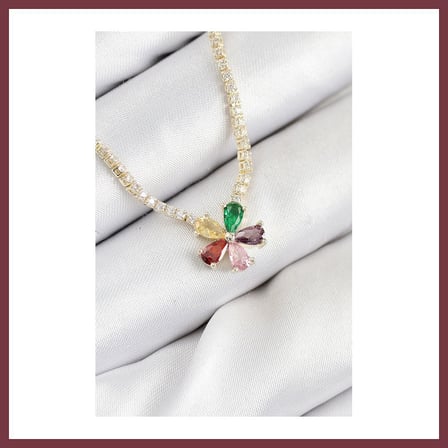 SHNSTORE Pirinç Zirkon Taşlı Su Yolu Asorti Çiçek Model Gold Renk Kadın Kolye SHN0720
