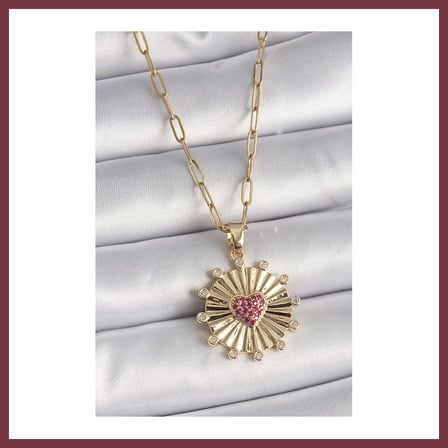 SHNSTORE 316L Çelik Gold Renk Pembe Zirkon Taşlı Kalp İşleme Madalyon Model Kadın Kolye SHN0720