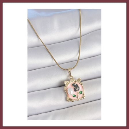 SHNSTORE 316L Çelik Gold Renk Zincir Pembe Mineli Çiçek İşlemli İnci Detay Portre Model Kadın Kolye SHN0720