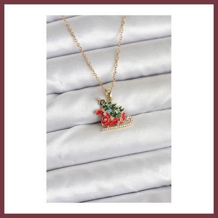 SHNSTORE 316L Çelik Zincir Gold Renk Kızak ve Çam Ağacı Figürlü Yılbaşı Temalı Kadın Kolye SHN0720