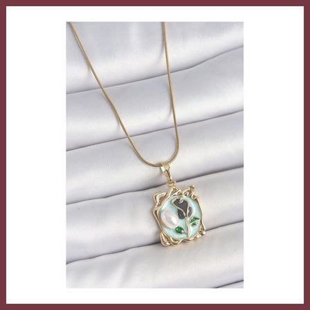 SHNSTORE 316L Çelik Gold Renk Zincir Mavi Mineli Çiçek İşlemeli İnci Detay Portre Model Kadın Kolye SHN0720