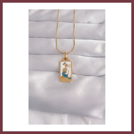 SHNSTORE 316L Çelik Gold Renk Beyaz Mineli Kız Figür Tarot Kolye SHN0720