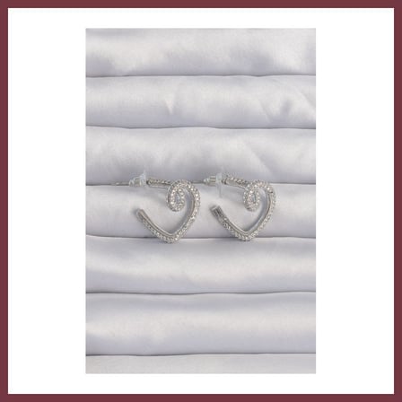 SHNSTORE Pirinç Gümüş Renk Zirkon Taşlı Kıvrımlı Yarım Kalp Küpe SHN0720