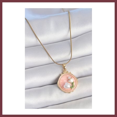 SHNSTORE 316L Çelik Gold Renk Zincir Pembe Mineli İncili Çiçek İşlemeli Portre Model Kadın Kolye SHN0720