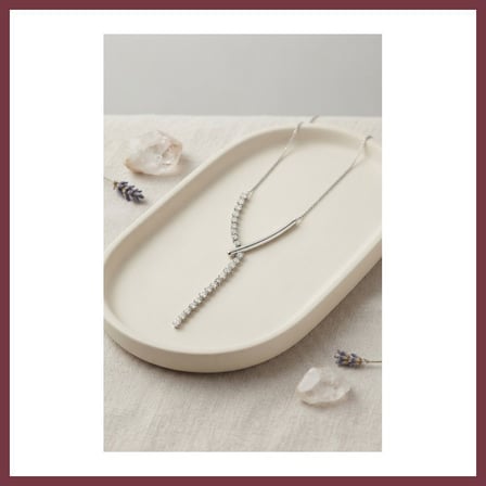 SHNSTORE Pirinç Gümüş Renk Zirkon Taşlı Asimetrik Bar Model Kadın Kolye SHN0720