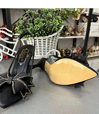 FİYONK DETAYLI EN MODA ÇOK ŞIK KADIN AYAKKABI 6 CM TOPUKBOYU SATEN DOKU HER ZAMANIN MODELİ KONFOR