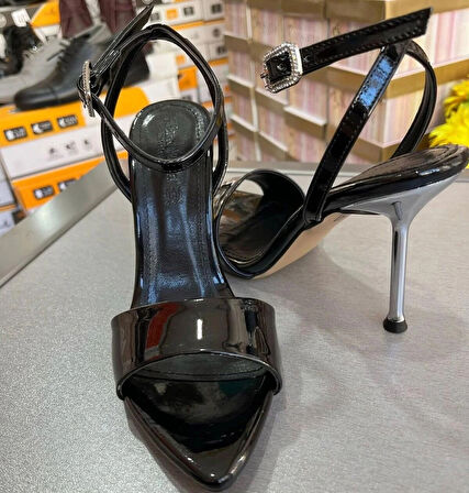 2025 TOP MODEL SİYAH RUGAN ÜÇGEN BURUN TOPUKLU AYAKKABI