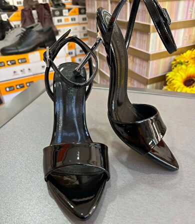 2025 TOP MODEL SİYAH RUGAN ÜÇGEN BURUN TOPUKLU AYAKKABI