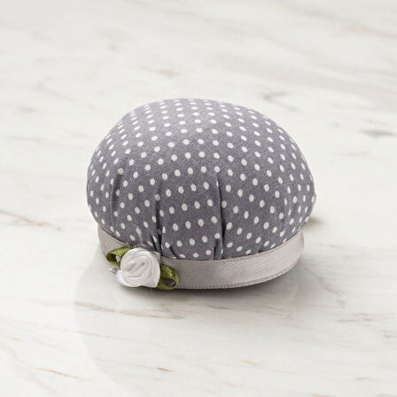 Leyloş Kola Takılabilir Gri Beyaz İğnedanlık