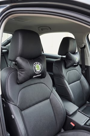Skoda Auto Nakış İşlemeli Ortopedik Lüks Araç Seyahat Deri Oto Boyun Yastığı – Siyah 2'li Set