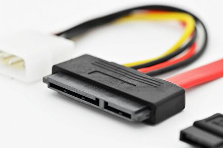 ednet ED-84142 ednet SATA Bağlantı Kablosu, SATA 22 pin erkek konnektör <-> SATA 7 pin, L erkek konnektör + Güç 4 pin erkek konnektör, zırhsız, AWG 26, 0.5 metre