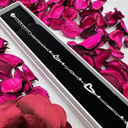 925 Ayar Gümüş Kalp Figürlü Kadın Bileklik – Minimal ve Şık, Gümüş Rengi