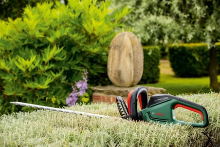 Bosch Garden Çit kesme makinesi UniversalHedgeCut 60 (480 W, bıçak uzunluğu: 60 cm, orta bü