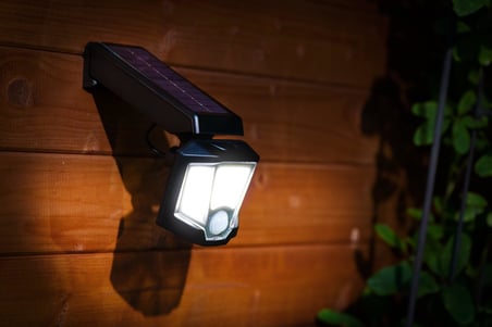 48835 Dış Mekan Güneş Enerjili Siyah Plastik Sensörlü Solar Aydınlatma Led : 10w Boy: 17 C