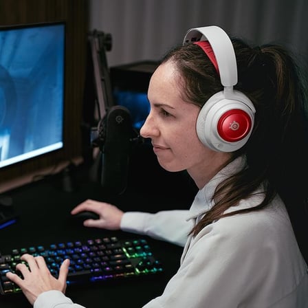 Steelseries Arctis Nova Booster Pack Cherry Red - Oyun Kulaklığı Aksesuarı - İki Renkli Naylon Kafa Bandı - Benzersiz Metalik Hoparlör Plakaları ile Kişisel Özelleştirilebilir - İmitasyon