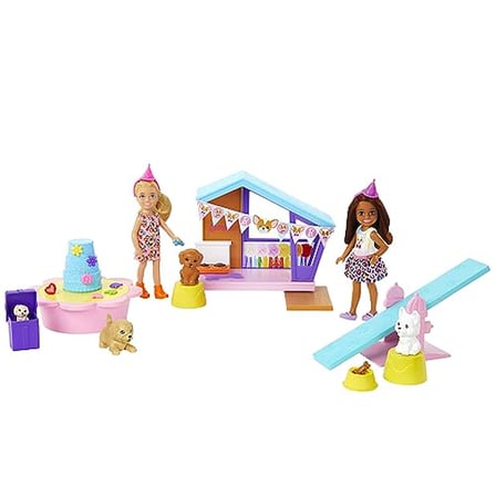 Barbie Chelsea Köpekçiğin Doğum Günü Oyun Seti, 2 küçük bebek, köpek kulübesi, yavru köpekler ve 15'ten fazla parti aksesuarı ile, HJY88