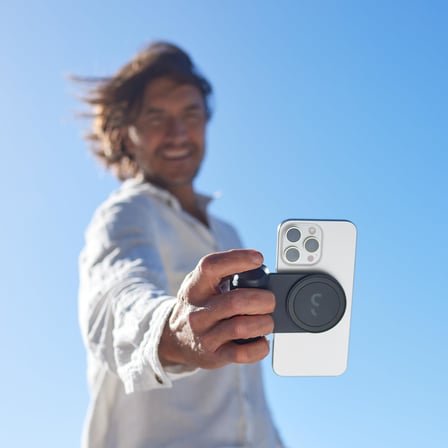 ShiftCam SnapGrip Pro - Qi2 Kablosuz Şarj, Kablosuz Deklanşör Düğmesi ve Manyetik Montajlı Telefon Kamerası Tutacağı ve Manyetik Güç Bankası, Tüm Telefonlar için, Masaüstü Yuvası - Gece Yarısı