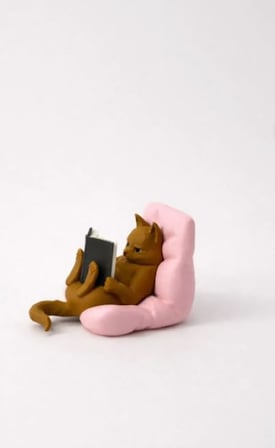 Razmo Kitap Okuyan Kedi pembe yastıklı Obje Torpido Süsü ve Masaüstü Dekoru Ev Dekorasyonu Hediye Alternatifi