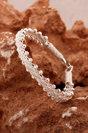 Dorissa Kazaziye İşlemeli Tasarım Örgü Gümüş Bileklik 4603