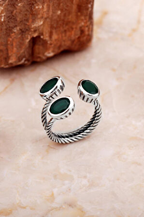 Kök Zümrüt Taşlı El Sarması Üç Başlı Gümüş Yüzük 5824