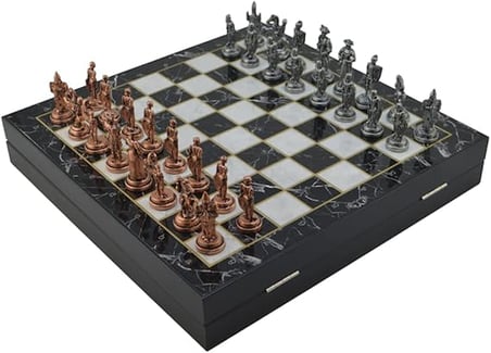 Orta Boy Metal İspanyol Satranç Takımı Antik ve Mermer Desenli Sandıklı MDF Tahtası (36x36x6 cm.)