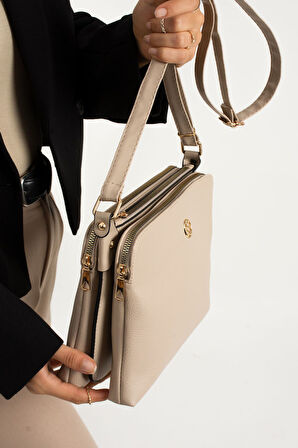 Kadın Suni Deri Ayarlanabilir Çapraz Askılı 4 Bölmeli ve Metal Fermuarlı Kum Mat Omuz Çantası