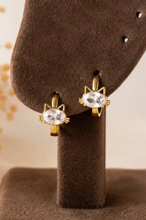 Sertifikalı 316L Çelik Premium Gold Kaplama Oval Tektaşlı Kedi Figürlü Kadın Küpe