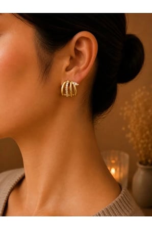 Damla Taş Detaylı Altın Renk Kıvrımlı Işıltılı Kadın Küpe