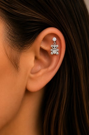 Sertifikalı 316L Çelik Kalp Taşlı Ayıcık Figürlü Sallantılı Premium Gümüş Renk Tragus ve Helix Piercing