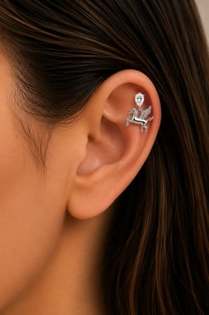Sertifikalı 316L Çelik Damla Taşlı Pegasus Figürlü Sallantılı Premium Gümüş Renk Tragus ve Helix Piercing
