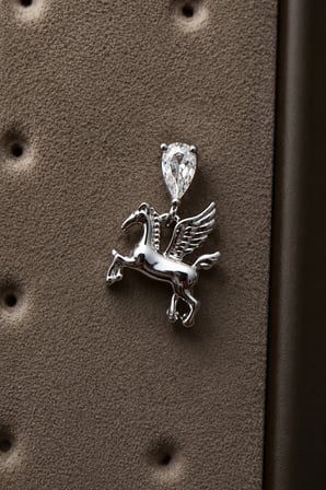 Sertifikalı 316L Çelik Damla Taşlı Pegasus Figürlü Sallantılı Premium Gümüş Renk Tragus ve Helix Piercing