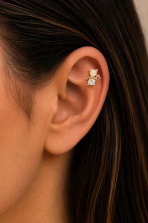 Sertifikalı 316L Çelik Krem Taşlı Yıldız Tutan Ayıcık Figürlü Premium Altın Kaplama Tragus ve Helix Piercing