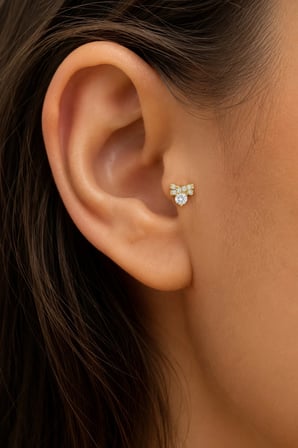 Sertifikalı 316L Çelik Taşlı Fiyonk ve Yuvarlak Tektaş Detaylı Premium Altın Kaplama Tragus ve Helix Piercing