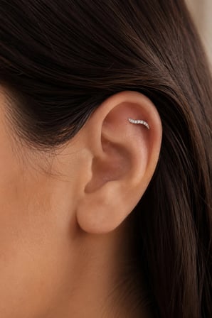 Sertifikalı 316L Çelik Sıralı Taşlı Kıvrımlı Dalga Form Premium Gümüş Renk Helix Piercing