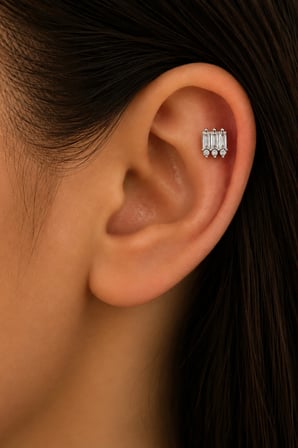 Sertifikalı 316L Çelik Üçlü Baget ve Yuvarlak Taşlı Premium Gümüş Renk Tragus ve Helix Piercing