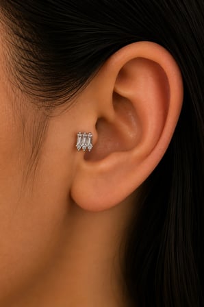 Sertifikalı 316L Çelik Üçlü Baget ve Yuvarlak Taşlı Premium Gümüş Renk Tragus ve Helix Piercing