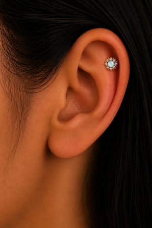 Sertifikalı 316L Çelik Buz Mavisi Taşlı Güneş Işını Figürlü Premium Gümüş Renk Tragus ve Helix Piercing