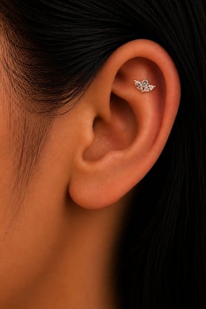 Sertifikalı 316L Çelik Markiz ve Yuvarlak Taşlı Üç Yaprak Form Premium Gümüş Renk Tragus ve Helix Piercing