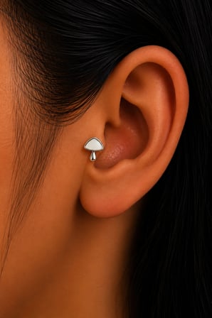 Sertifikalı 316L Çelik Beyaz Taşlı Mantar Figürlü Premium Gümüş Renk Tragus, Helix ve Conch Piercing