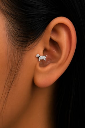 Sertifikalı 316L Çelik Taşlı Köpek Figürlü Siyah Tasma Detaylı Premium Gümüş Renk Tragus ve Helix Piercing