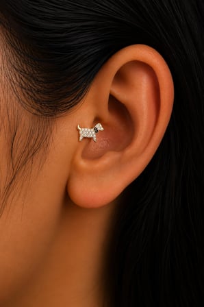 Sertifikalı 316L Çelik Taşlı Köpek Figürlü Siyah Tasma Detaylı Premium Altın Kaplama Tragus ve Helix Piercing Gold 29