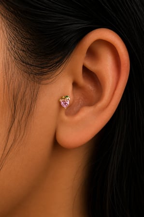 Sertifikalı 316L Çelik Pembe Kalp Taşlı Çilek Figürlü Yeşil Yaprak Detaylı Premium Altın Kaplama Tragus ve Helix Piercing