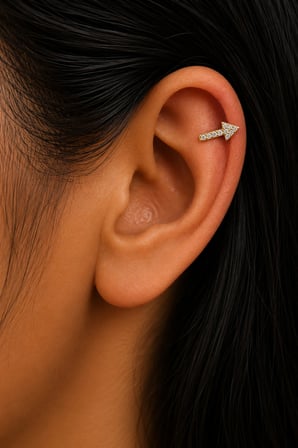 Sertifikalı 316L Çelik Şeffaf Taşlı Ok Figürlü Premium Altın Kaplama Tragus ve Helix Piercing
