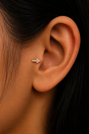 Sertifikalı 316L Çelik Şeffaf Taşlı Ok Figürlü Premium Altın Kaplama Tragus ve Helix Piercing